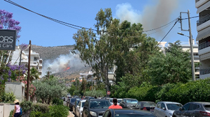 Φωτιά στη Γλυφάδα κοντά σε σπίτια - Δείτε φωτογραφίες 