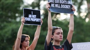 Αμβλώσεις: Σε θέση μάχης οι γυναίκες – Τι θα σημάνει εάν η απόφαση του δικαστηρίου τεθεί σε εφαρμογή