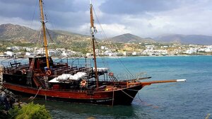 Προσάραξε στα βράχια λόγω του καιρού 