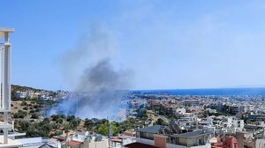 Φωτιά στη Γλυφάδα: Σπεύδουν και εναέρια μέσα στο σημείο