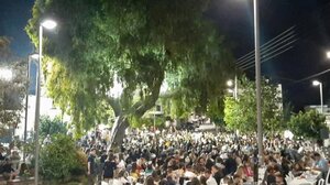 Κέφι και χορός στο κρητικό γλέντι για την Αγία Τριάδα, στο Σγουροκεφάλι