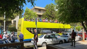 Το διπλοπαρκάρισμα έφερε αναστάτωση σε κεντρική λεωφόρο