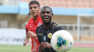 Ο Κόνραντ αποχαιρετά τον Εργοτέλη