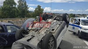 Σφοδρή σύγκρουση με δύο τραυματίες-Το ένα ΙΧ "ήρθε" τούμπα