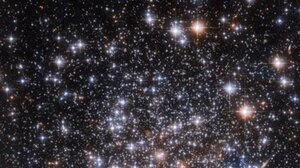 Εντυπωσιακή εικόνα από μυστηριώδες σφαιρωτό αστρικό σμήνος 