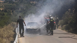 Στις φλόγες αυτοκίνητο - Έσπευσε η Πυροσβεστική