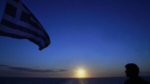 Η μεγαλύτερη σημαία, και πάλι, στη Σαντορίνη