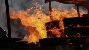 Ολονύχτια η εγρήγορση της Πυροσβεστικής για τις φωτιές στις Μαλάδες και την Κέρη