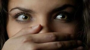 Τον κατήγγειλε για βιασμό σε κλαμπ της Σκιάθου και έφυγε για τη Σουηδία – Ξυλοδαρμοί και διώξεις