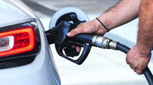 Η αντλία "ρουφάει" το εισόδημα - Πόσα ξοδεύουν οι Έλληνες για βενζίνη