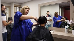 Εγκαινιάστηκε το Κοινωνικό Κομμωτήριο του Δήμου Χανίων