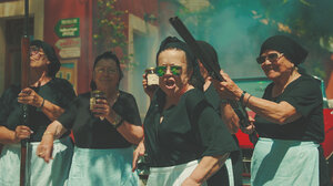 Viral οι gangsters Κρητικές Γιαγιάδες που προκαλούν... βεντέτα με τους trappers!