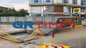 Κατέρρευσαν λαμαρίνες, πινακίδες και δέντρα από την καταιγίδα 