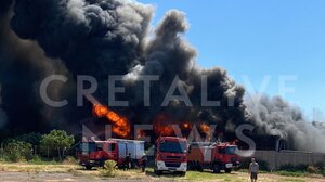 Mεγάλη φωτιά κατέστρεψε τρεις επιχειρήσεις στο Ηράκλειο! Βίντεο και φωτογραφίες 