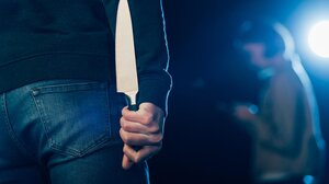 Τον έδιωξαν από γλέντι, επέστρεψε με κουζινομάχαιρο