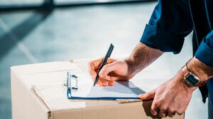 Πήγε να παραδώσει το δέμα και του επιτέθηκαν τα σκυλιά της οικογένειας