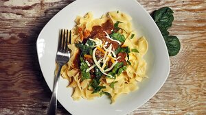 Ζυμαρικά με σάλτσα ντομάτας και τσορίθο