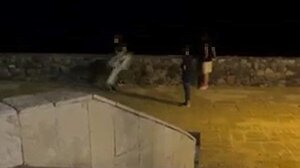 Κουβέρτες, σεντόνια και μαξιλάρια πεταμένα στον Καράβολα!