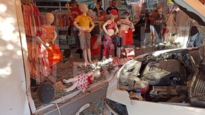 Τρελή πορεία ΙΧ: Καρφώθηκε σε βιτρίνα καταστήματος!