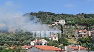 Φωτιά στη Μαγούλα ανάμεσα σε σπίτια