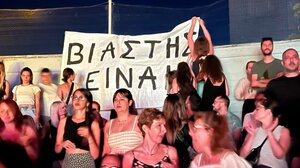 Λιγνάδης: Πανό «βιαστής είναι» και στη συναυλία του Σωκράτη Μάλαμα