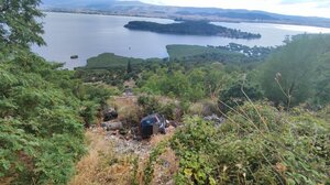 Από “θαύμα” σώθηκε οδηγός που έπεσε σε γκρεμό 10 μέτρων 