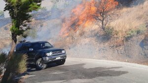 Αναζωπυρώθηκε η φωτιά στο νότιο Ρέθυμνο: Με τις επίγειες δυνάμεις η μάχη με τις φλόγες