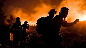 Η "νύχτα της κολάσεως" στην Πεντέλη, άνιση η μάχη με τις φλόγες