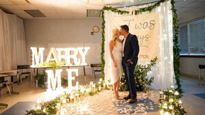 Ζευγάρι αρραβωνιάστηκε στην αίθουσα της Ε’ δημοτικού, εκεί όπου γνωρίστηκε