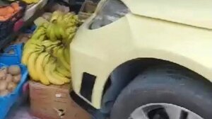 Ταξί καβάλησε το πεζοδρόμιο και «έσκασε» πάνω στα καρπούζια