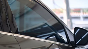 Κλείδωσαν τα παιδιά τους στο αυτοκίνητο και πήγαν για... σουβλάκια