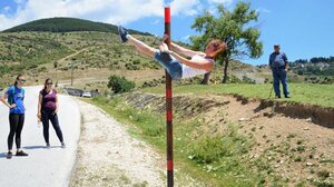 Τουρίστρια είδε... κολόνα και έκανε pole dancing! 