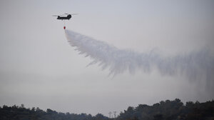  Πυρκαγιά στους Δελφούς - Kαι ενάερια μέσα στη μάχη της κατάσβεσης