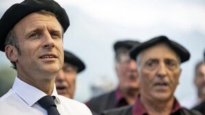 Και μπερέ φόρεσε και με τους βοσκούς τραγούδησε!