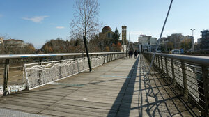 Λάρισα: Γυναίκα που έπεσε από την πεζογέφυρα του Αλκαζάρ στον Πηνειό