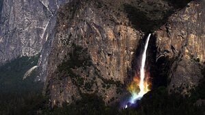 Ουράνια τόξα σε καταρράκτες υπό το σεληνόφως μέσα από τον φακό του Brian Hawkins