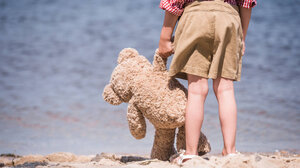 Το δίχρονο παιδάκι βρέθηκε από τον παιδότοπο στη θάλασσα!