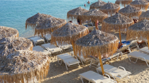 Τέλος καλοκαιριού με διακοπές για τυχερούς και γεμάτες παραλίες