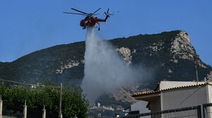 Πάτρα: Ξεκίνησαν να επιχειρούν τα εναέρια μέσα στην μεγάλη φωτιά