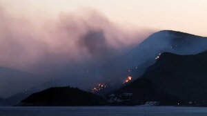 Οριοθετήθηκε το πύρινο μέτωπο στη Σάμο – Καλά στην υγεία τους οι δύο διασωθέντες από την πτώση του ελικοπτέρου