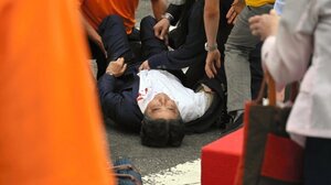 Πυροβόλησαν τον πρώην πρωθυπουργό της Ιαπωνίας τη στιγμή που έδινε ομιλία