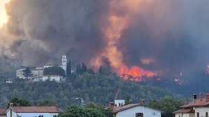Σλοβενία: Μάχη με τις φλόγες εν μέσω καύσωνα δίνουν οι πυροσβέστες στο Καρστ