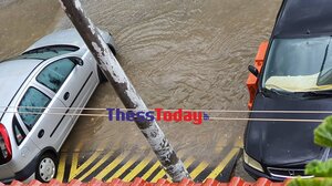 "Άνοιξαν" οι ουρανοί στη Θεσσαλονίκη – Ποτάμια οι δρόμοι