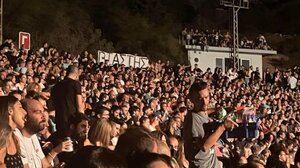 Πανό για τον Λιγνάδη και στη συναυλία του Θ. Παπακωνσταντίνου – Μεγαλώνει το κύμα οργής