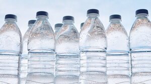 Τρεις τρόποι για να καταφέρετε να πίνετε περισσότερο νερό