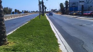 Έκαναν καινούριο το γκαζόν στις νησίδες της παραλιακής 