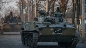 Ουκρανικό δικαστήριο φυλάκισε Ρώσο στρατιώτη επειδή πυροβόλησε με άρμα μάχης σε συγκρότημα κατοικιών