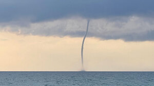 Σάρωσαν το Βόλο σφοδροί άνεμοι και χαλάζι – Δύο τραυματίες