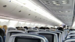 Ταξιδιώτης σε έξαλλη κατάσταση τα "σπασε" στο αεροπλάνο