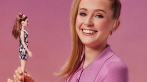 Η Rose Ayling-Ellis και η Barbie δημιούργησαν την πρώτη κούκλα με ακουστικά βαρηκοΐας